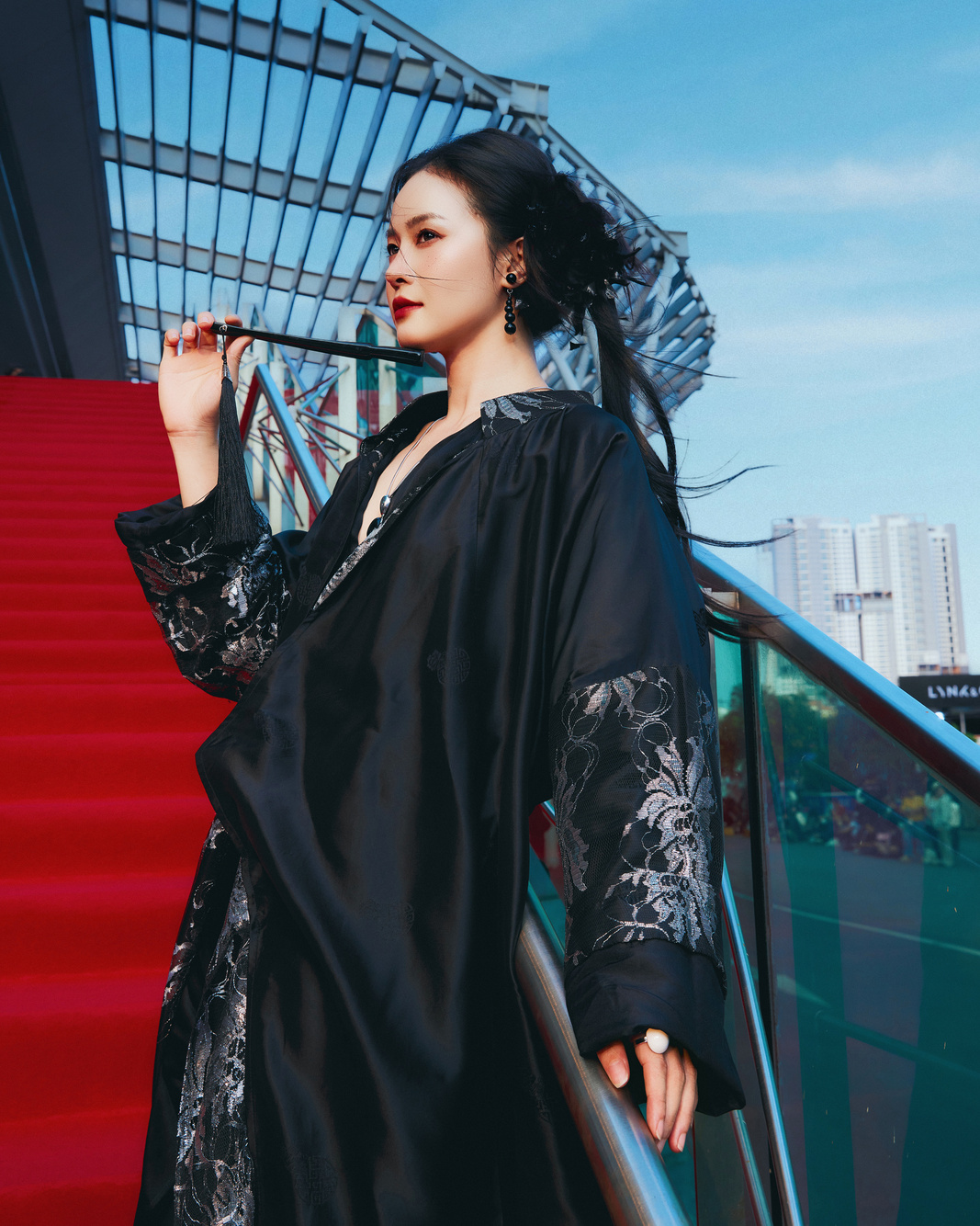 Thảm đỏ — đầm đen